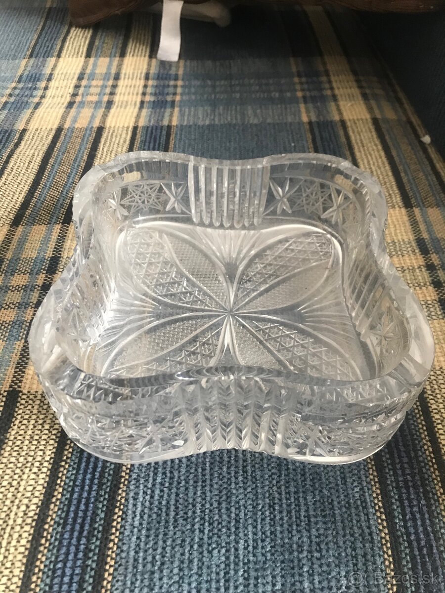 Kryštáľový popolník