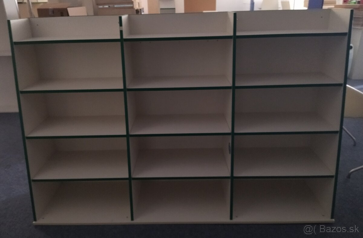 Predám regálovú skrinku drevenú