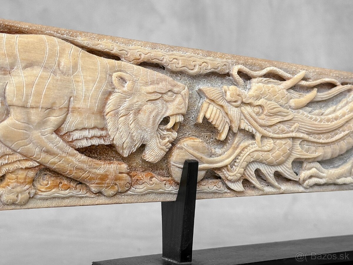 Ručne vyrezávaný Meč z mečúňa na stojane - Tiger a Drak 89cm