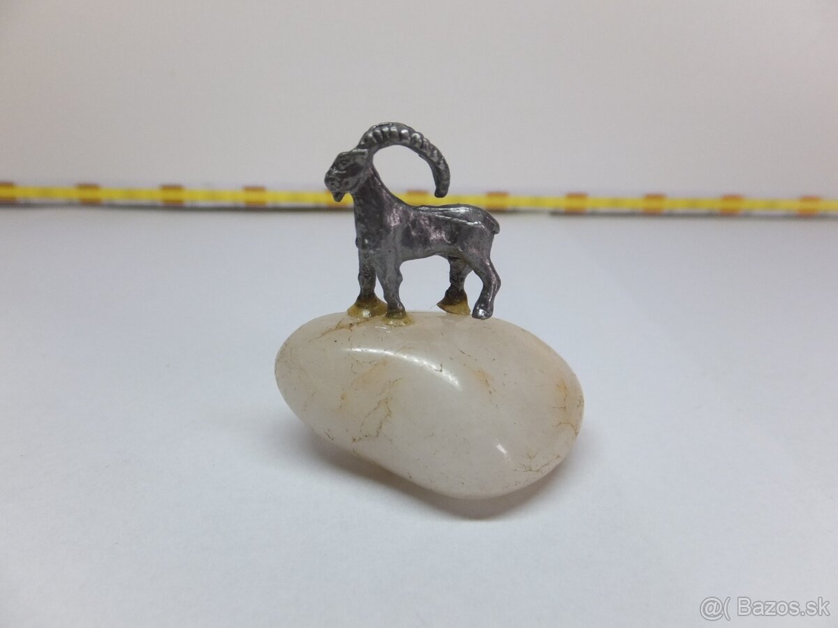 Stará vzácná miniatura, kovový kozoroh na leštěném kameni.