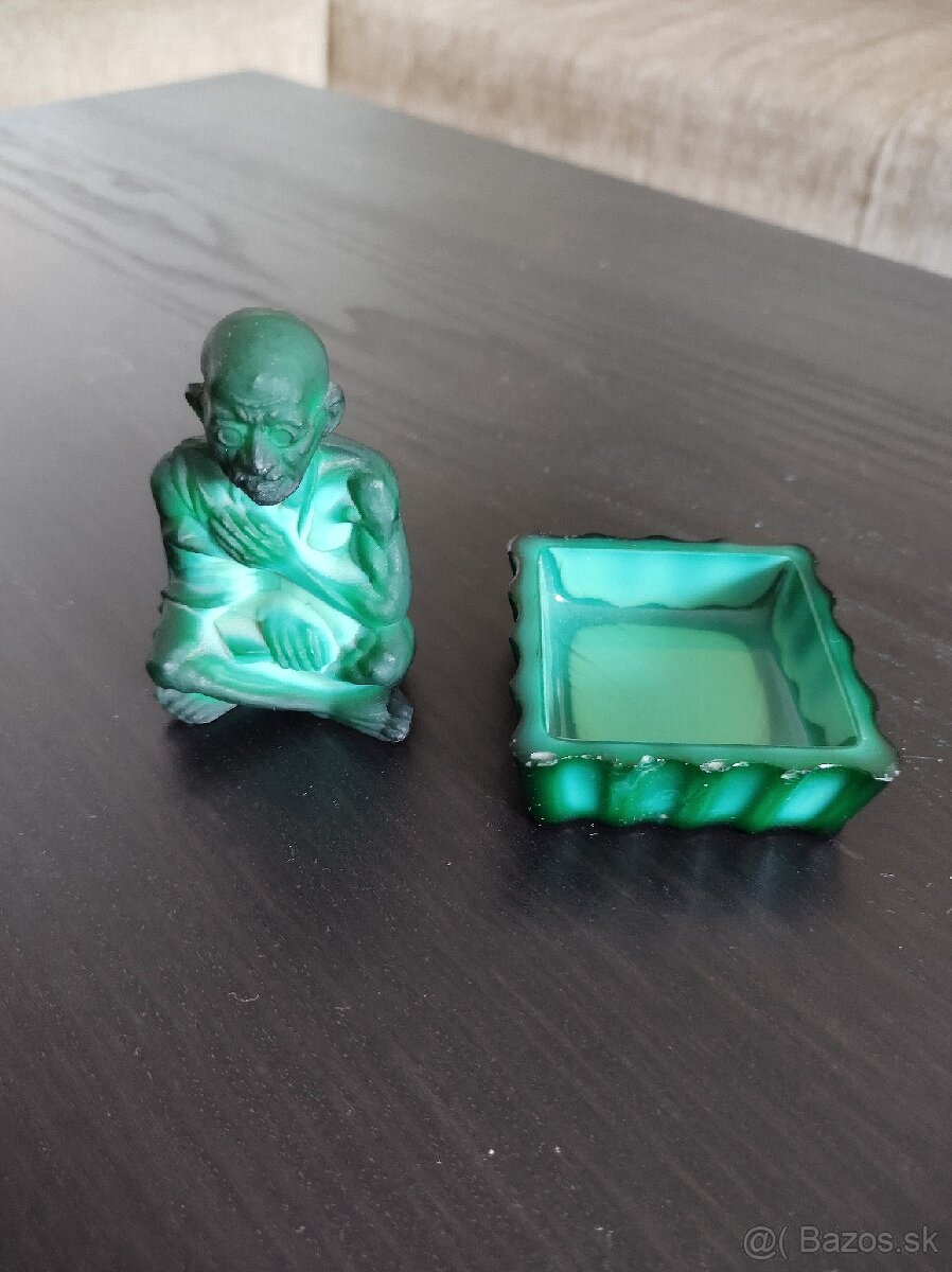 Predám starožitnú sošku Gandhí z malachitu