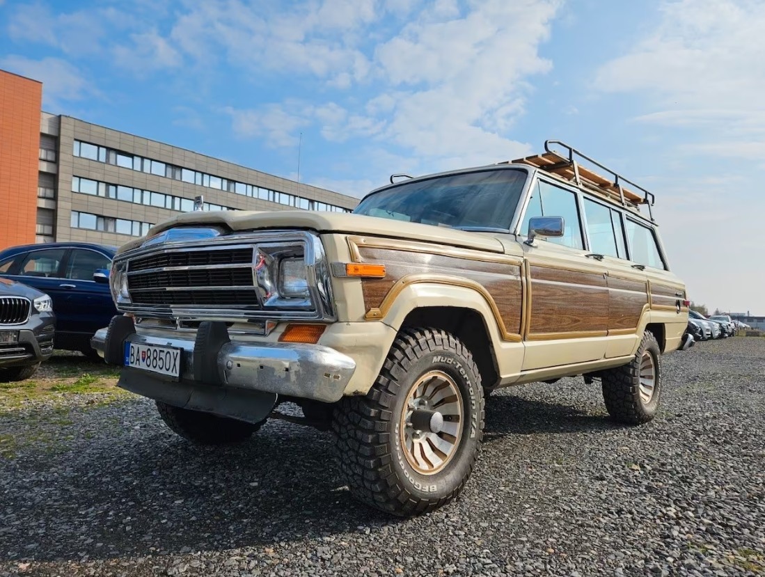 Jeep Wagoneer SJ V8 5.9