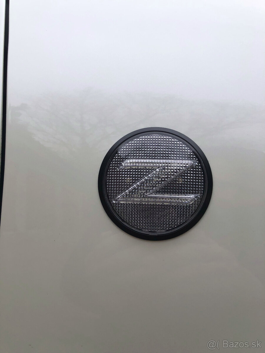 Nissan 370z - sekvenční blinkry do blatníku - bílé / černé