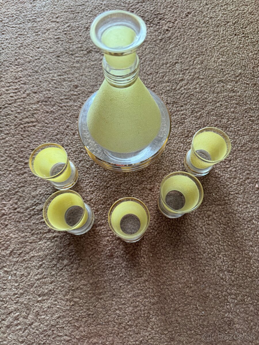 Karafa na alkohol s poharikmi 10