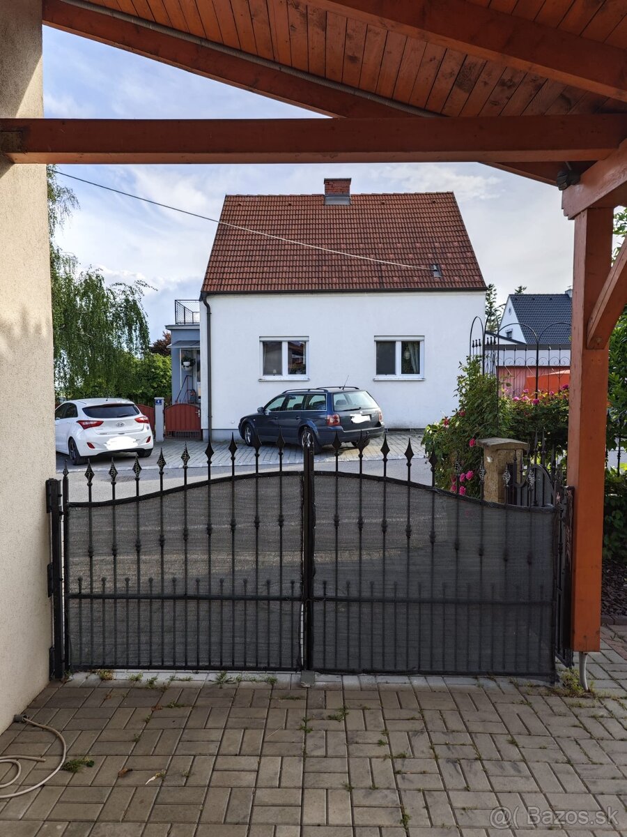Masívna železná brána