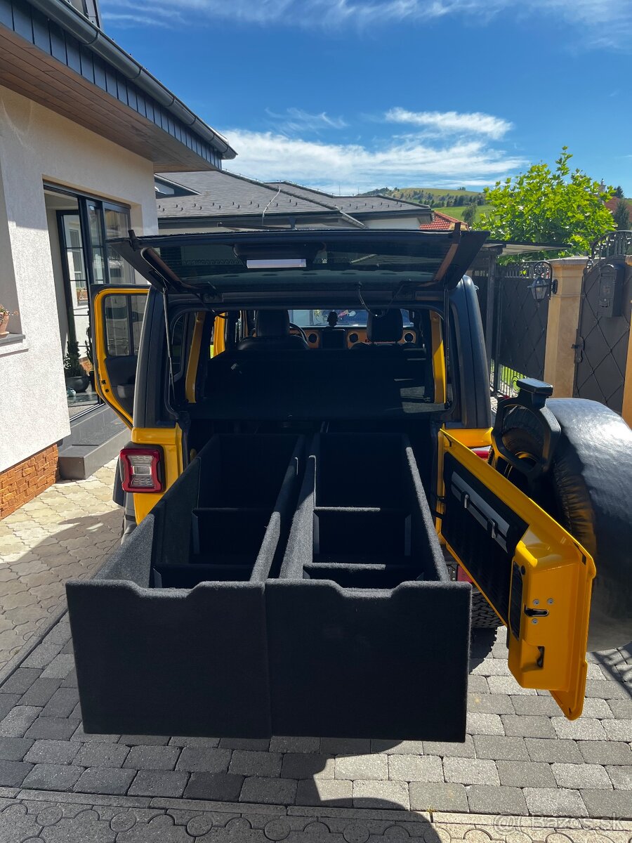 Jeep Wrangler - zásuvkový systém