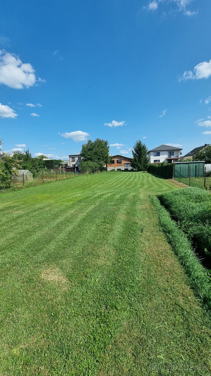 Rovinatý stavebný pozemok v obci  Dvorany nad Ni