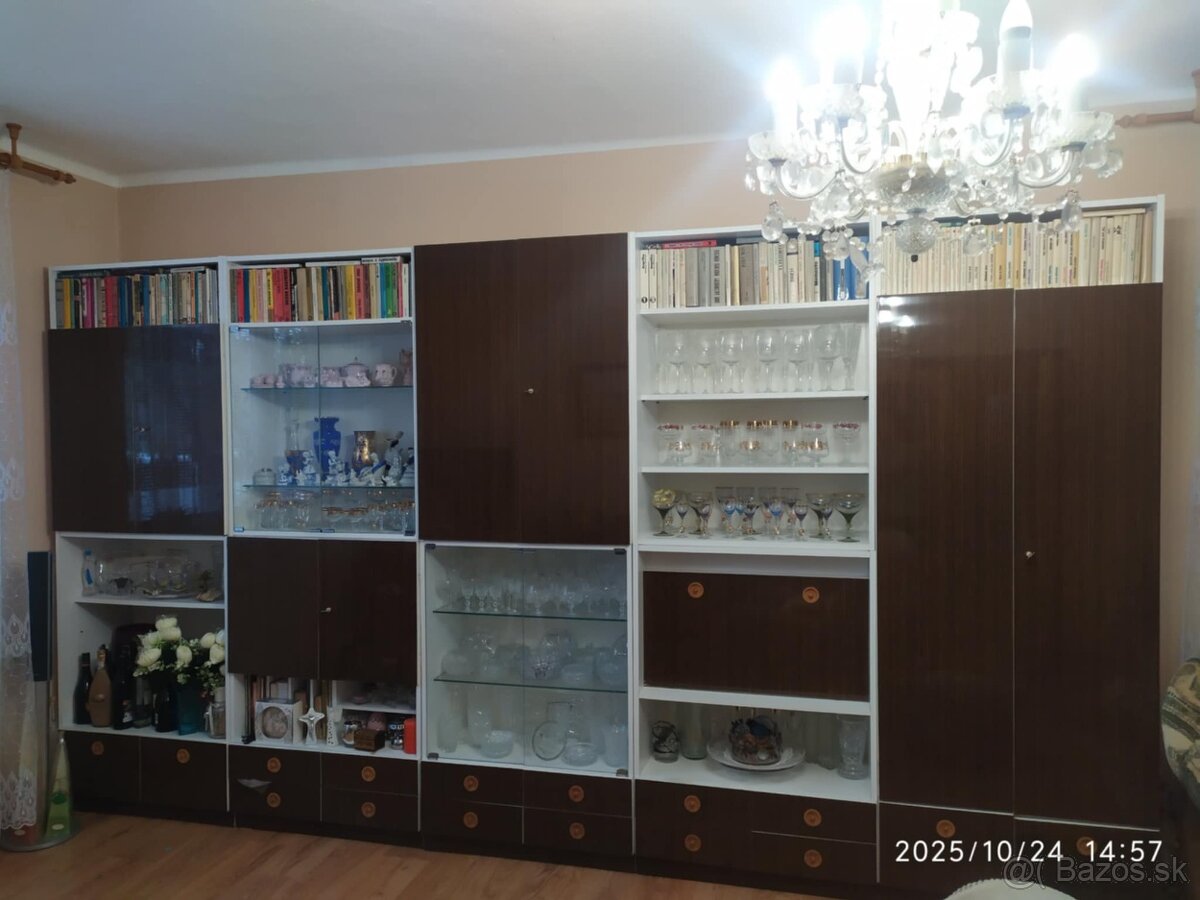 Retro obývacia stena