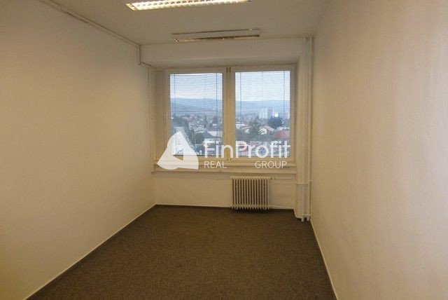 Kancelária s parkovacím miestom zdarma na prenájom - 15,6 m2