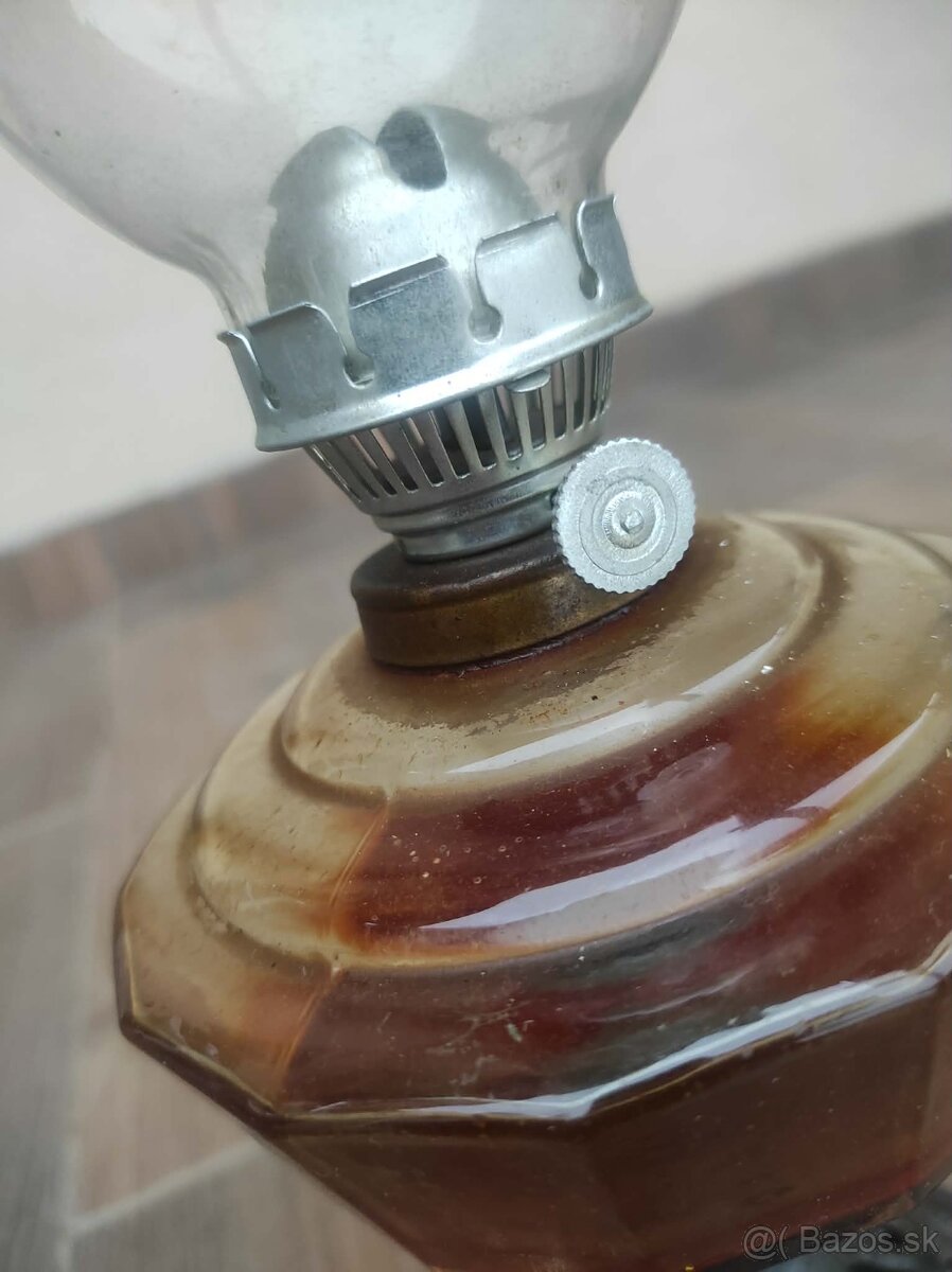 historicka petrolejova lampa.
