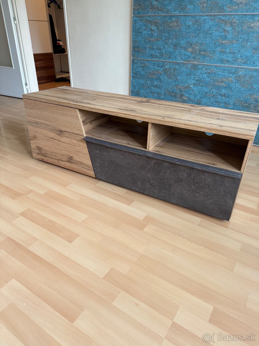 Stolik pod TV