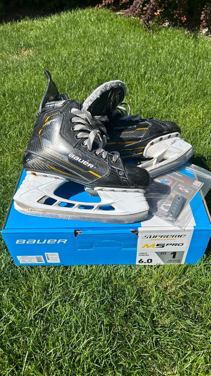 Hokejové korčule Bauer Supreme M5 pro