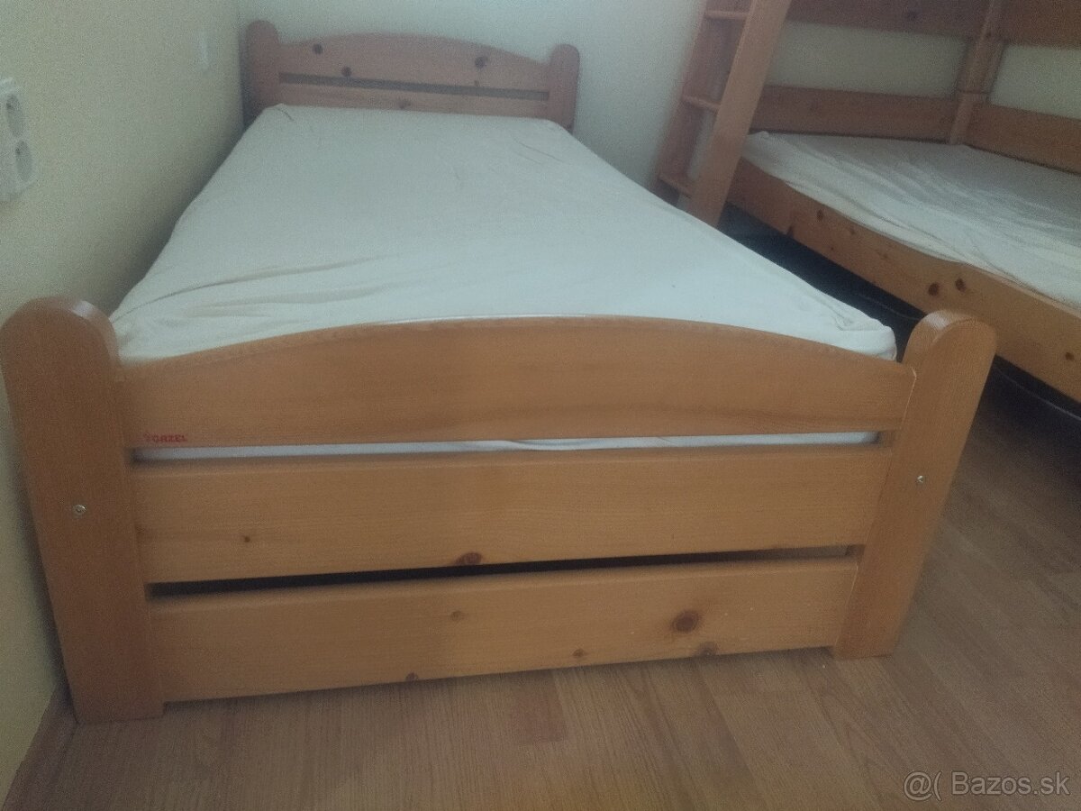 Drevená posteľ