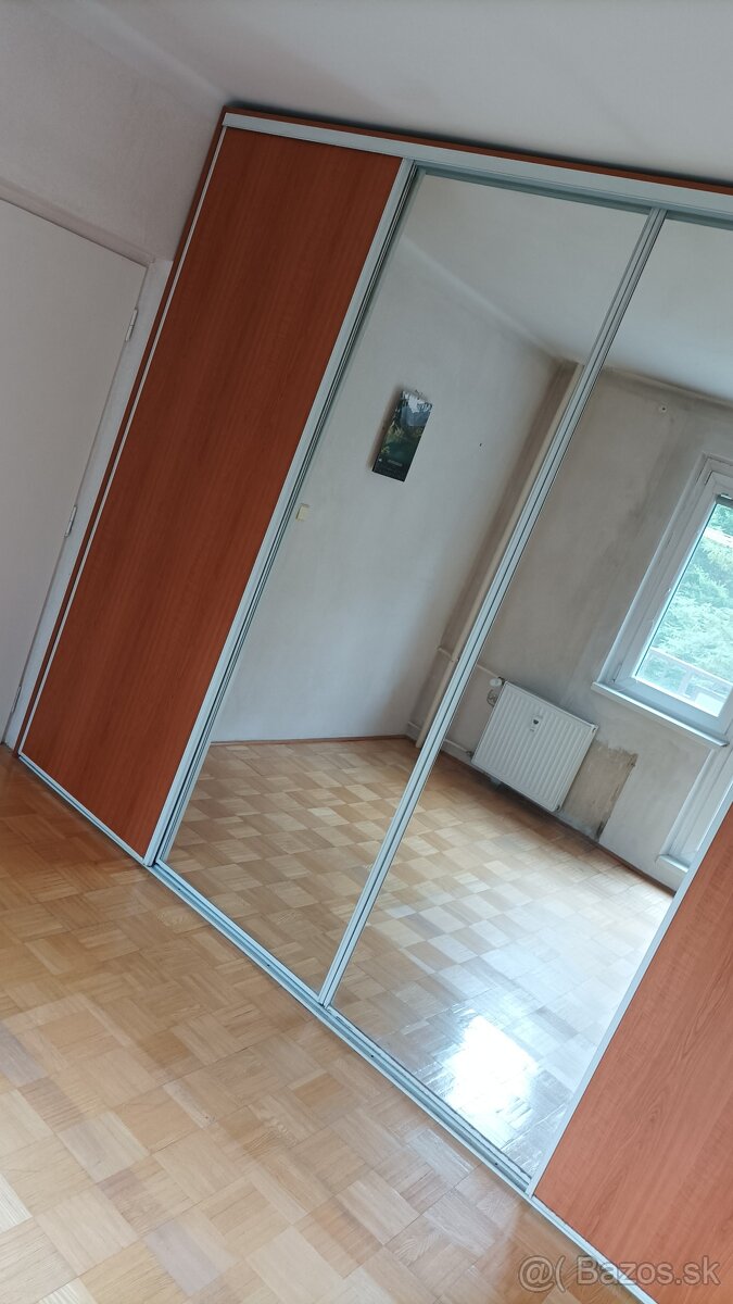 VSTAVANÁ SKRIŇA