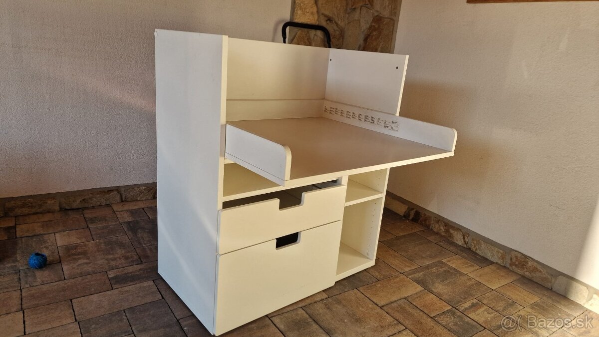 Prebalovací pult a písací stolík