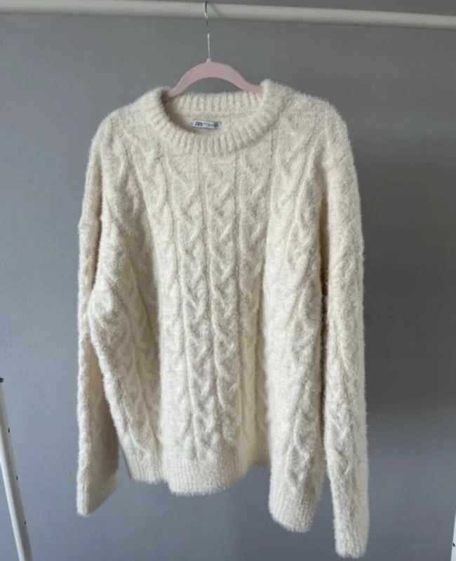 ZARA pánsky biely, krémový sveter s vrkočovým vzorom – veľko