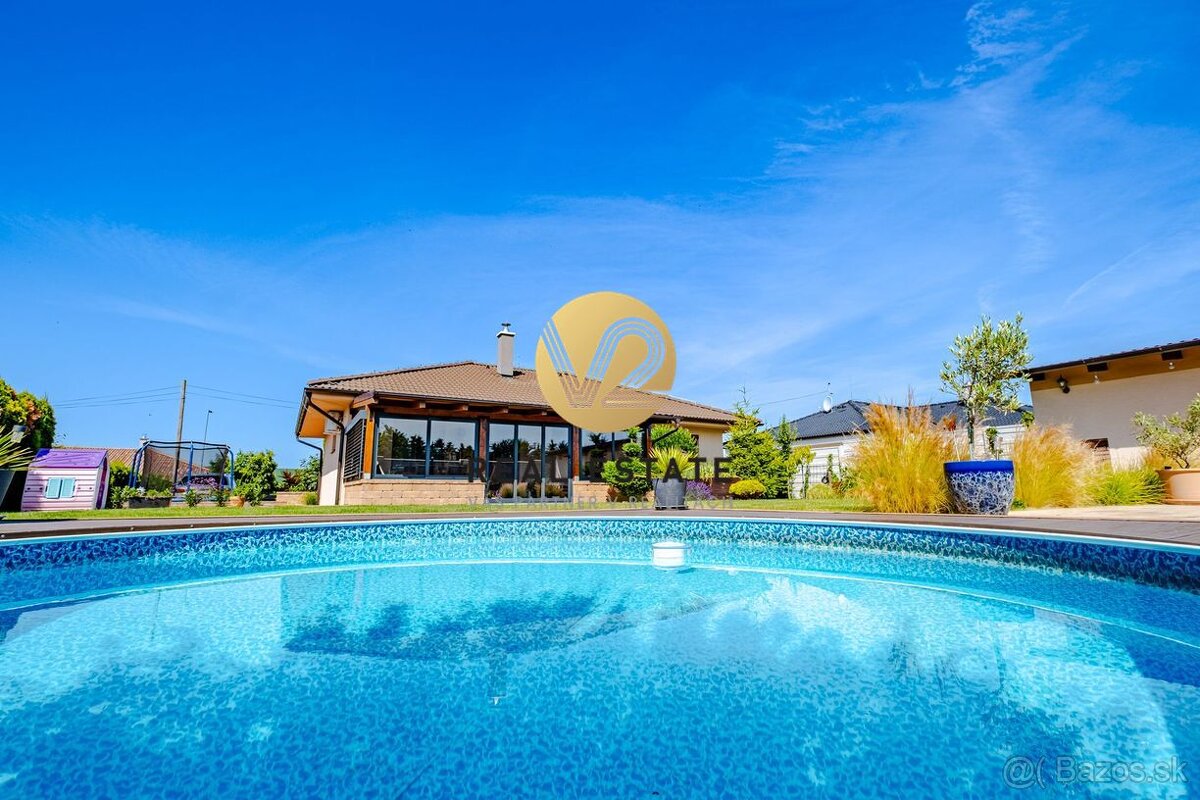 REZERVOVANÉ NA PREDAJ – Rodinný dom s krásnym pozemkom, bazé