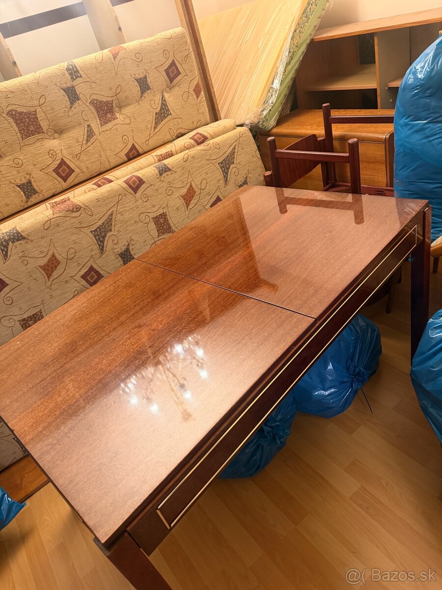 Starý nábytok - rozťahovací jedálenský stôl so stoličkami