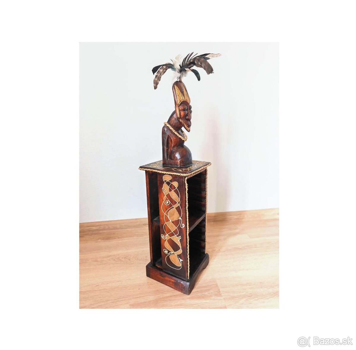 Drevená orientálna polička so sochou