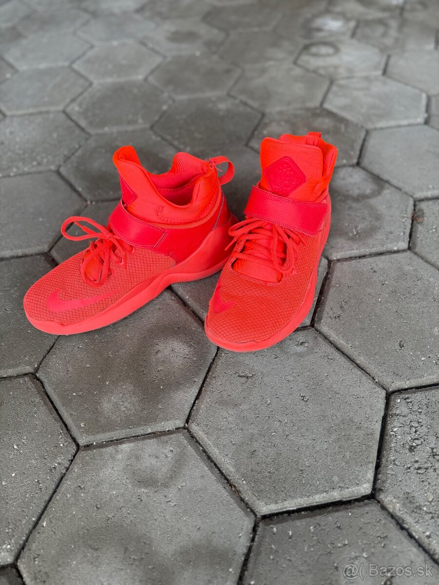 NIKE KWAZI Red Action