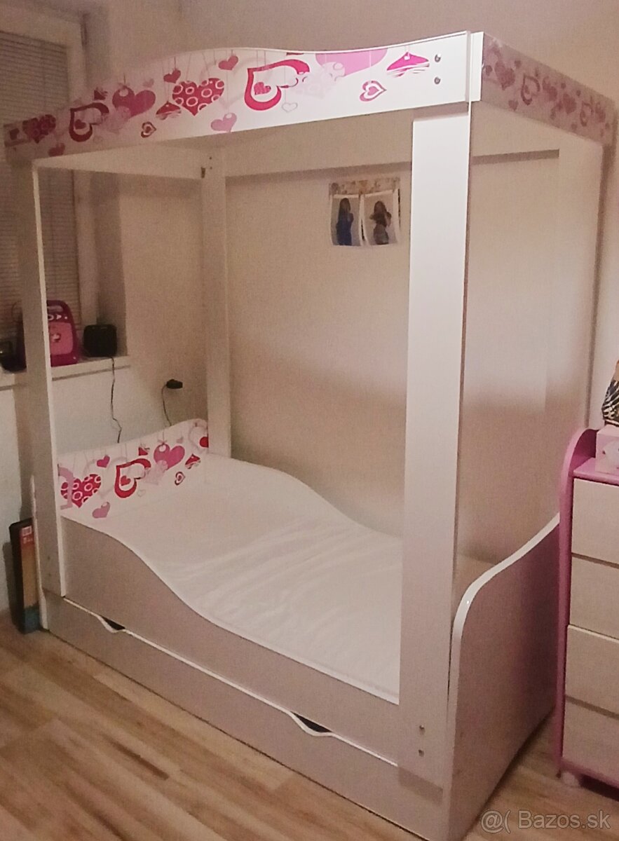 Postel s baldachynom