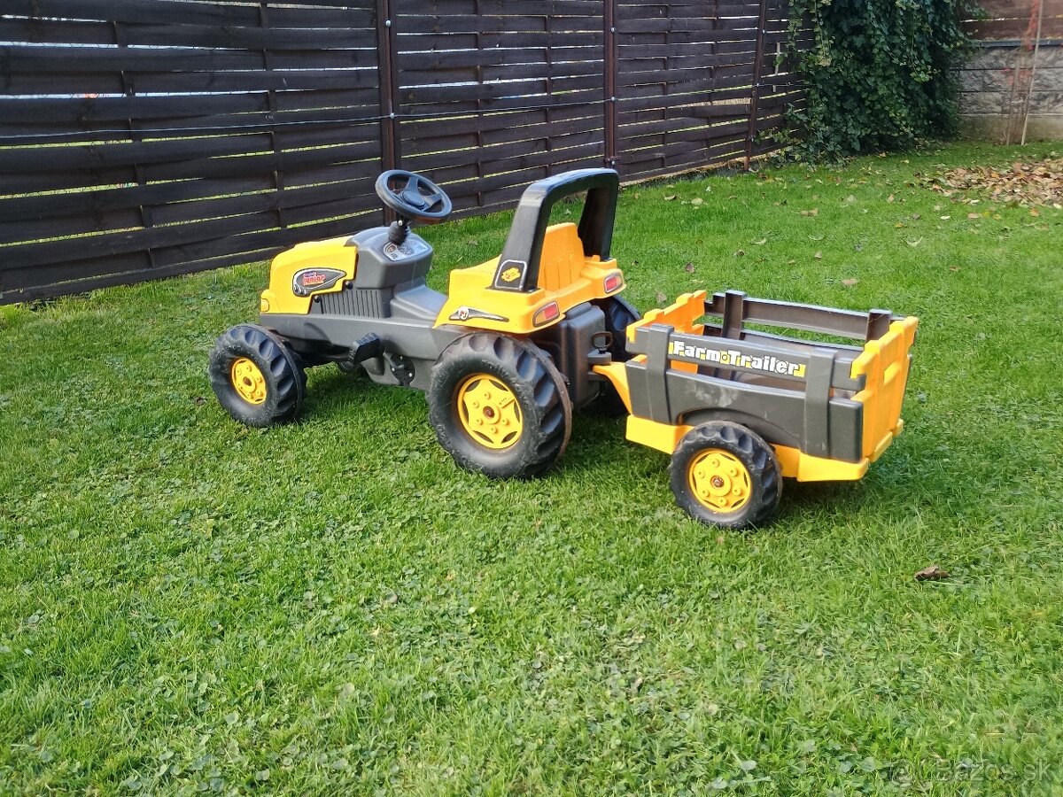Traktor s vlečkou