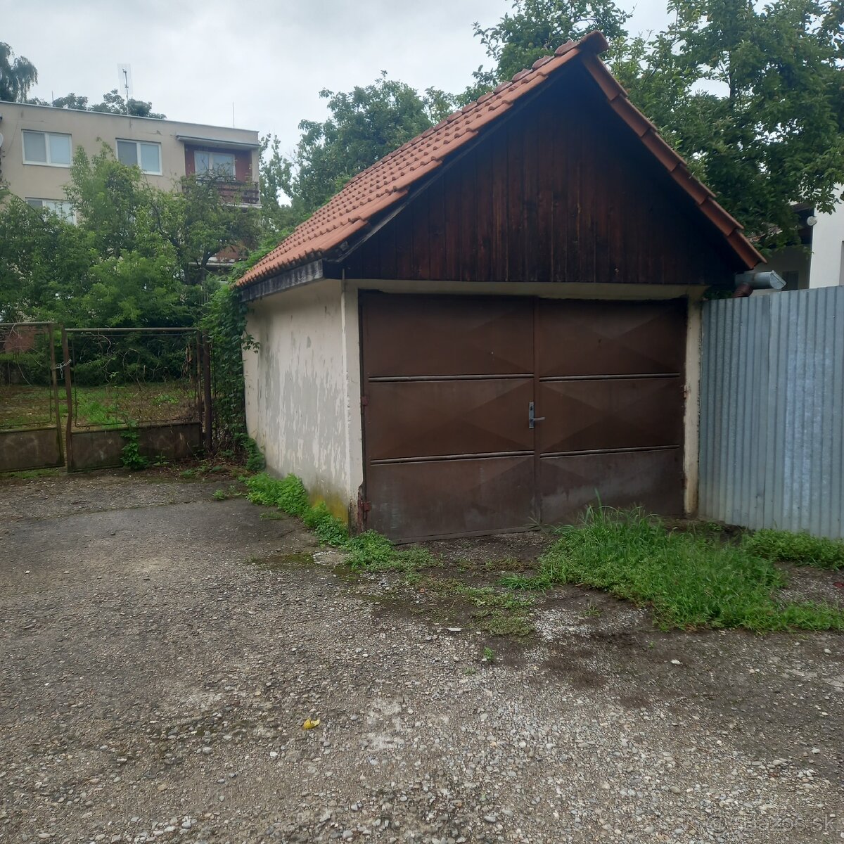 Betónová garáž