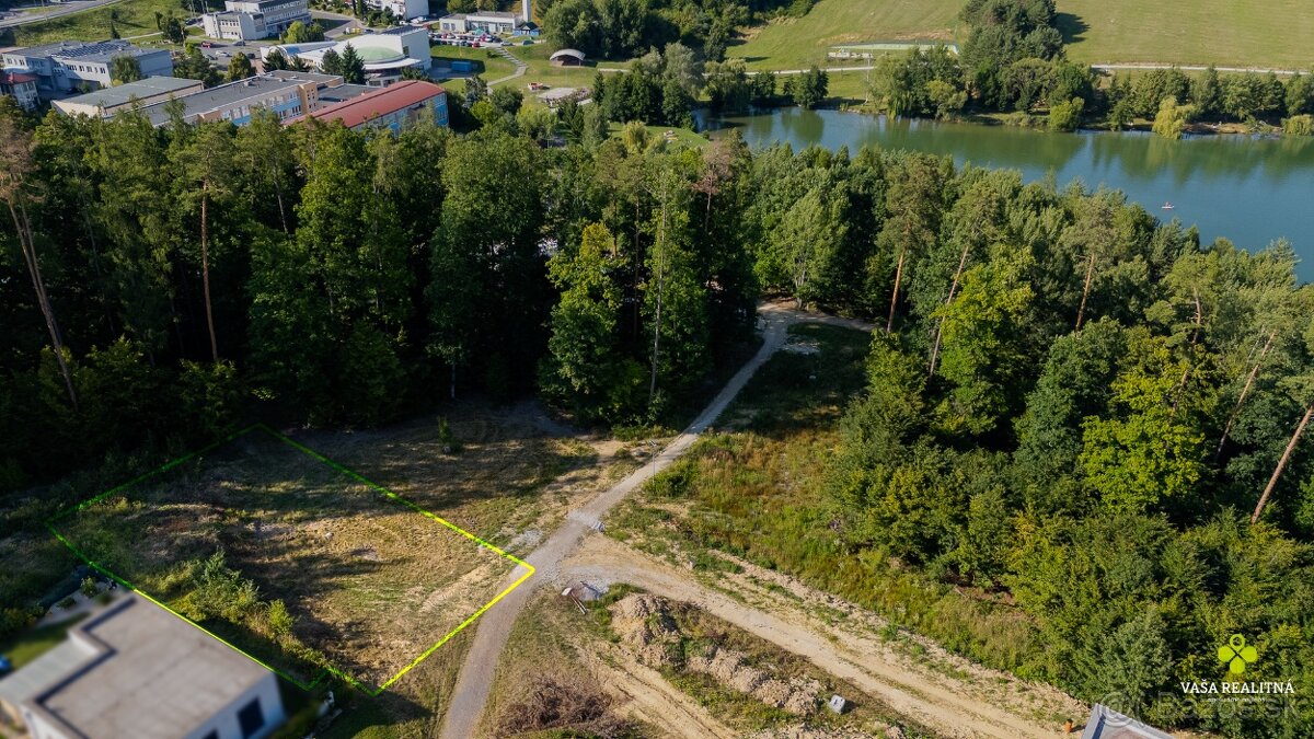 KRÁSNY POZEMOK SO STAVEBNÝM POVOLENÍM, 701 m2 - OBORA 1