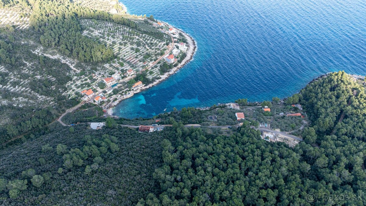 Pozemok s výhľadom na more a súkromným lesom – jedinečná kom