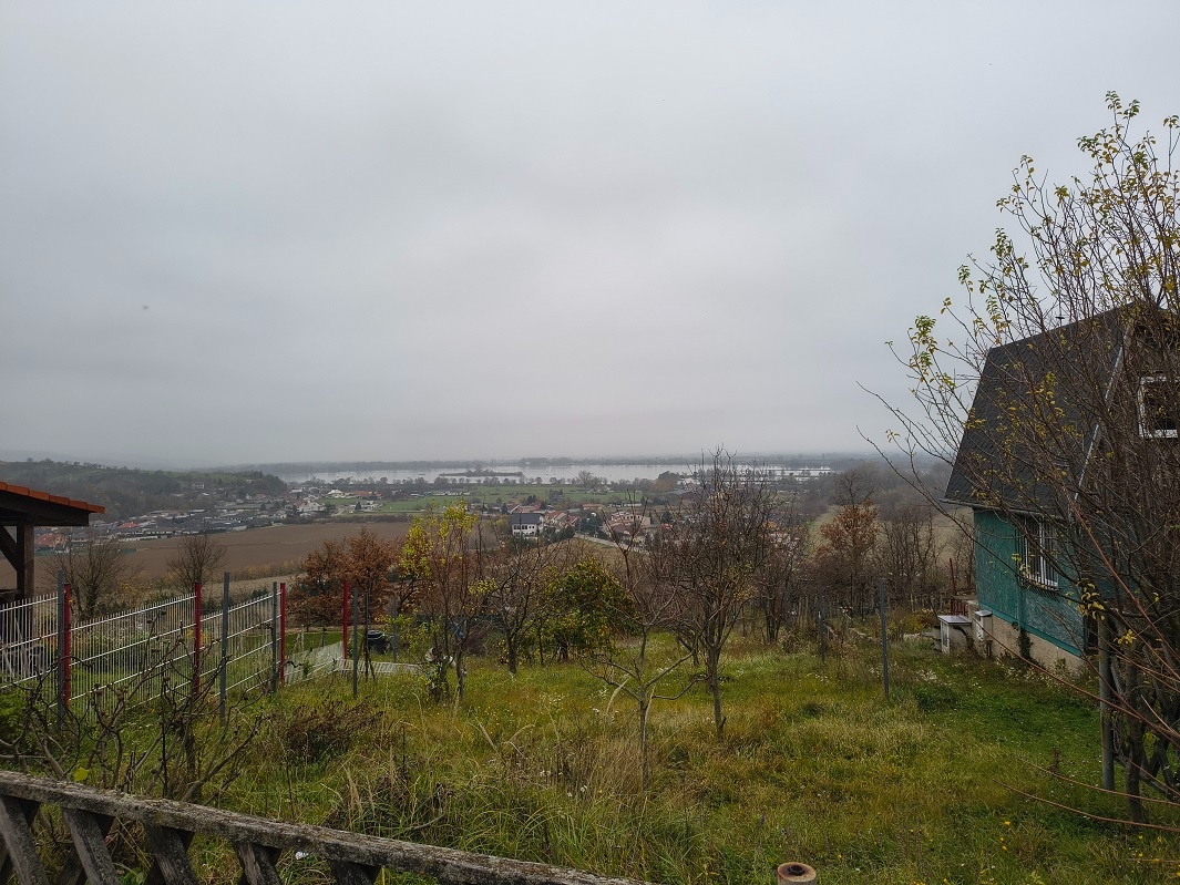 záhrada s pozemkom_PN-nad RATNOVCAMI_voda+elektrina+VÝHĽAD_