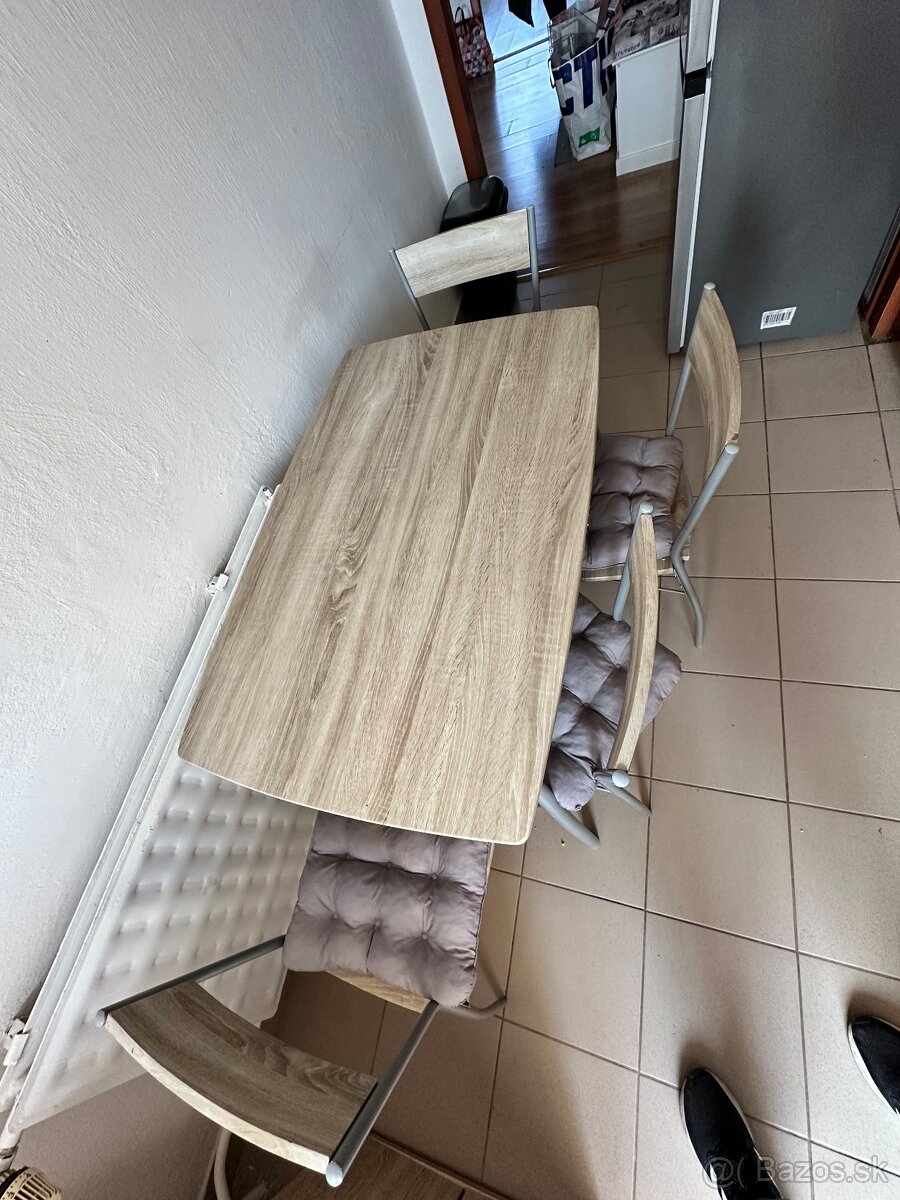 Jedálenský stôl a stoličky