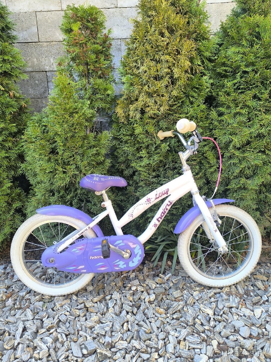 Pekný dievčenský bicykel