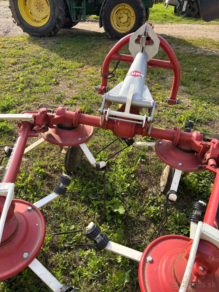 Rozhrabovač na seno KUHN GF440M