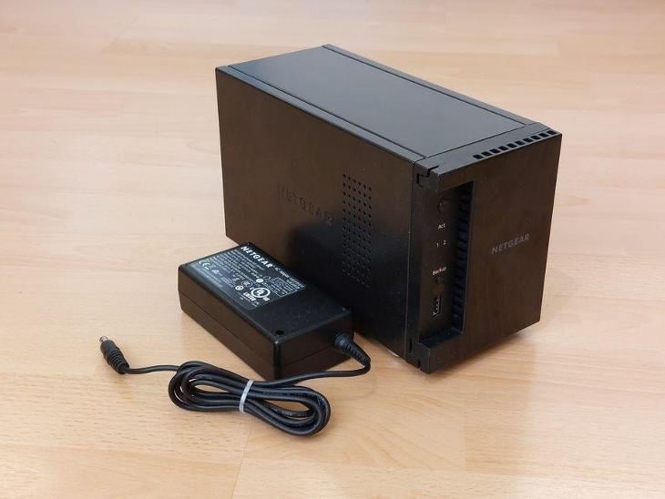 Predám dátové úložisko NETGEAR ReadyNAS 102 + 2x 4TB disky