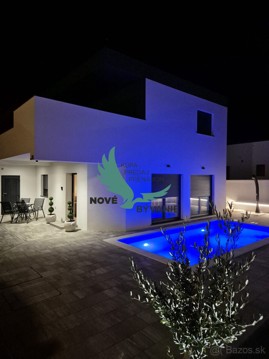 Novostavba domu s bazénom a výhľadom na more v Chorvátsku
