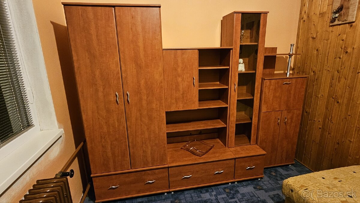 Obývacia stena so vstavanou skriňou