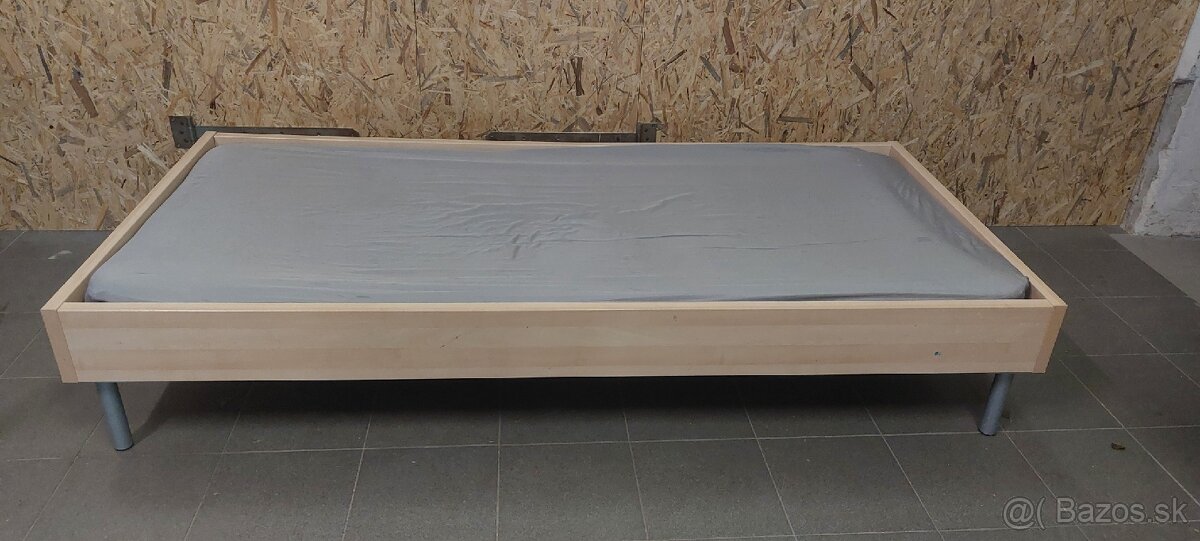 2 jednolôžkové postele s matracmi ikea.
