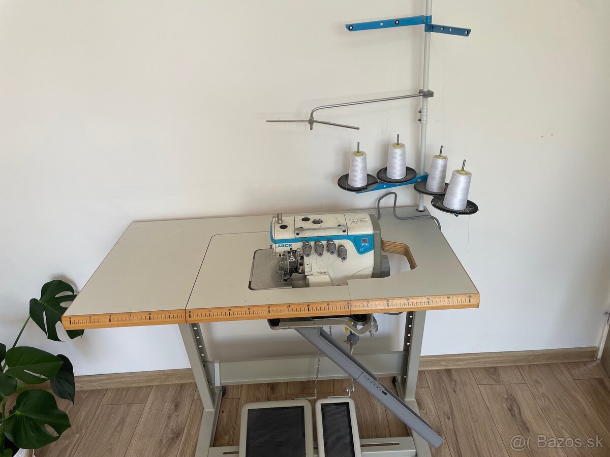 Priemyselný šijací stroj overlock Jack E 4