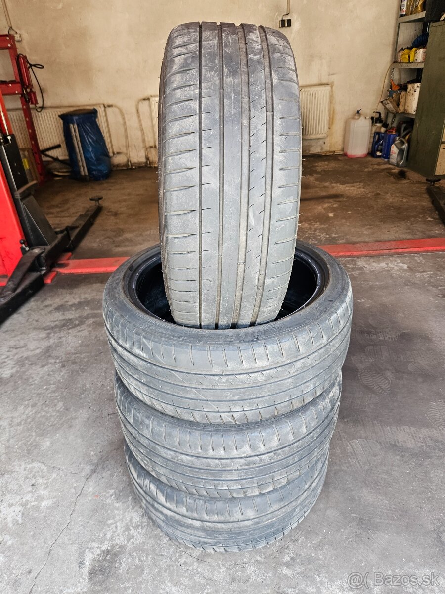 225/40 R18