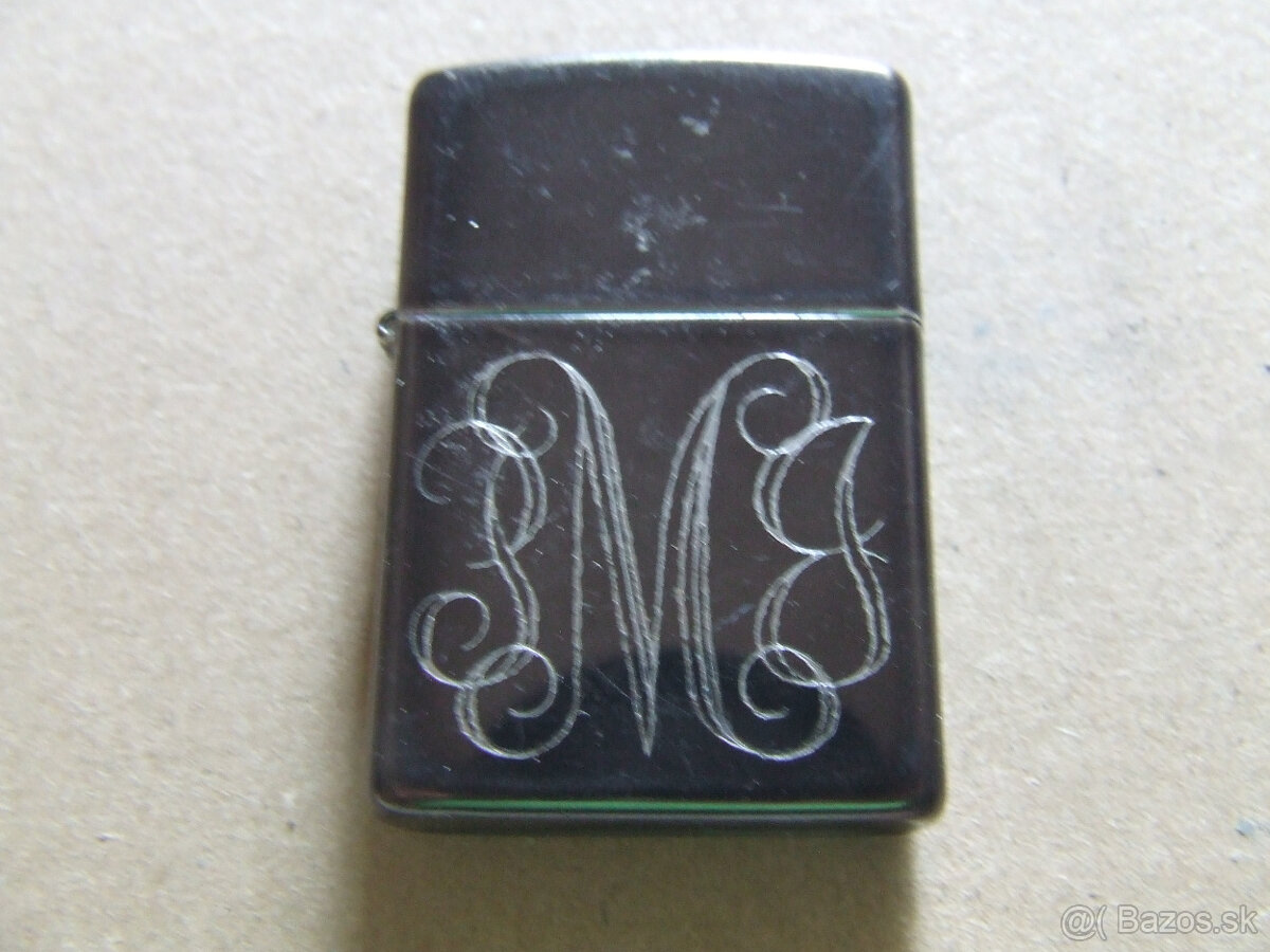 Zapalovač ZIPPO s monogramom.