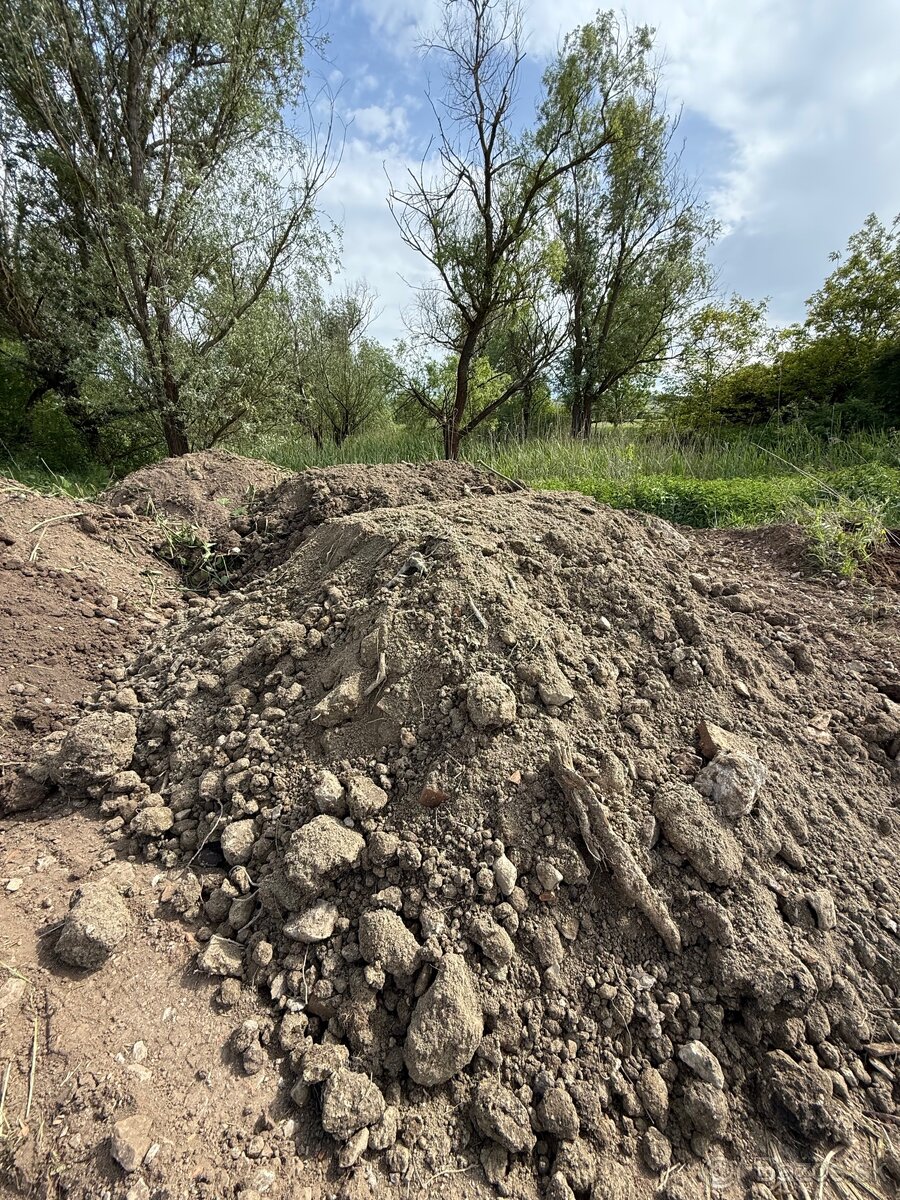 Ponúkam na predaj veľké množstvo zeminy.