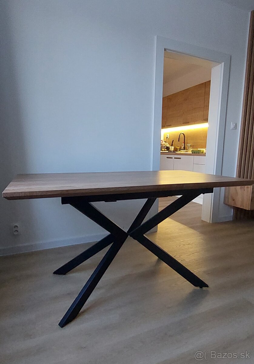 Jedalenský stôl rozťahovací