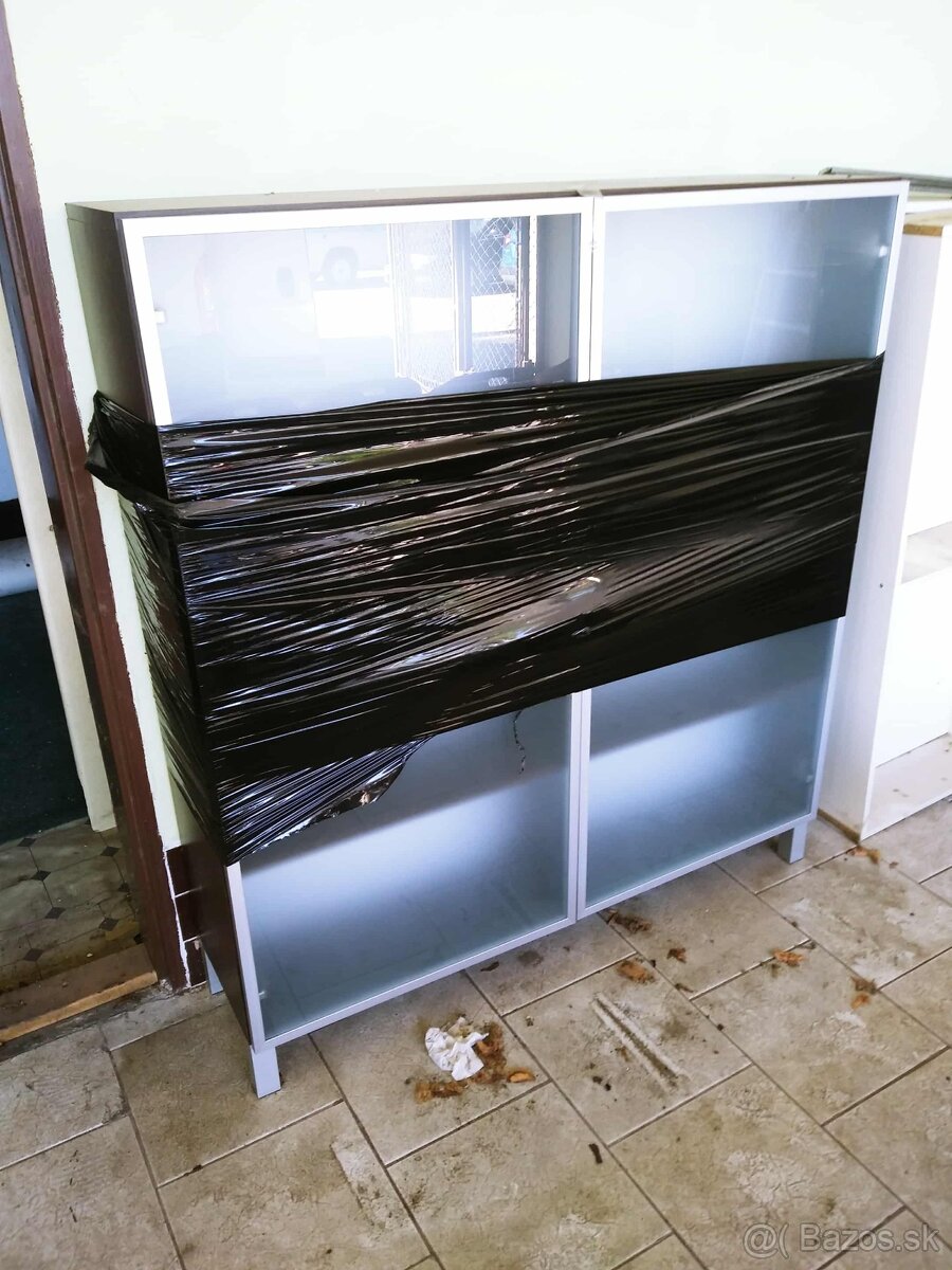 Presklená vitrína skriňa