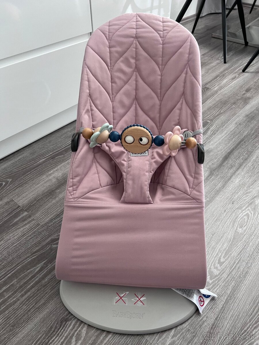 Babybjorn lehátko s hračkou