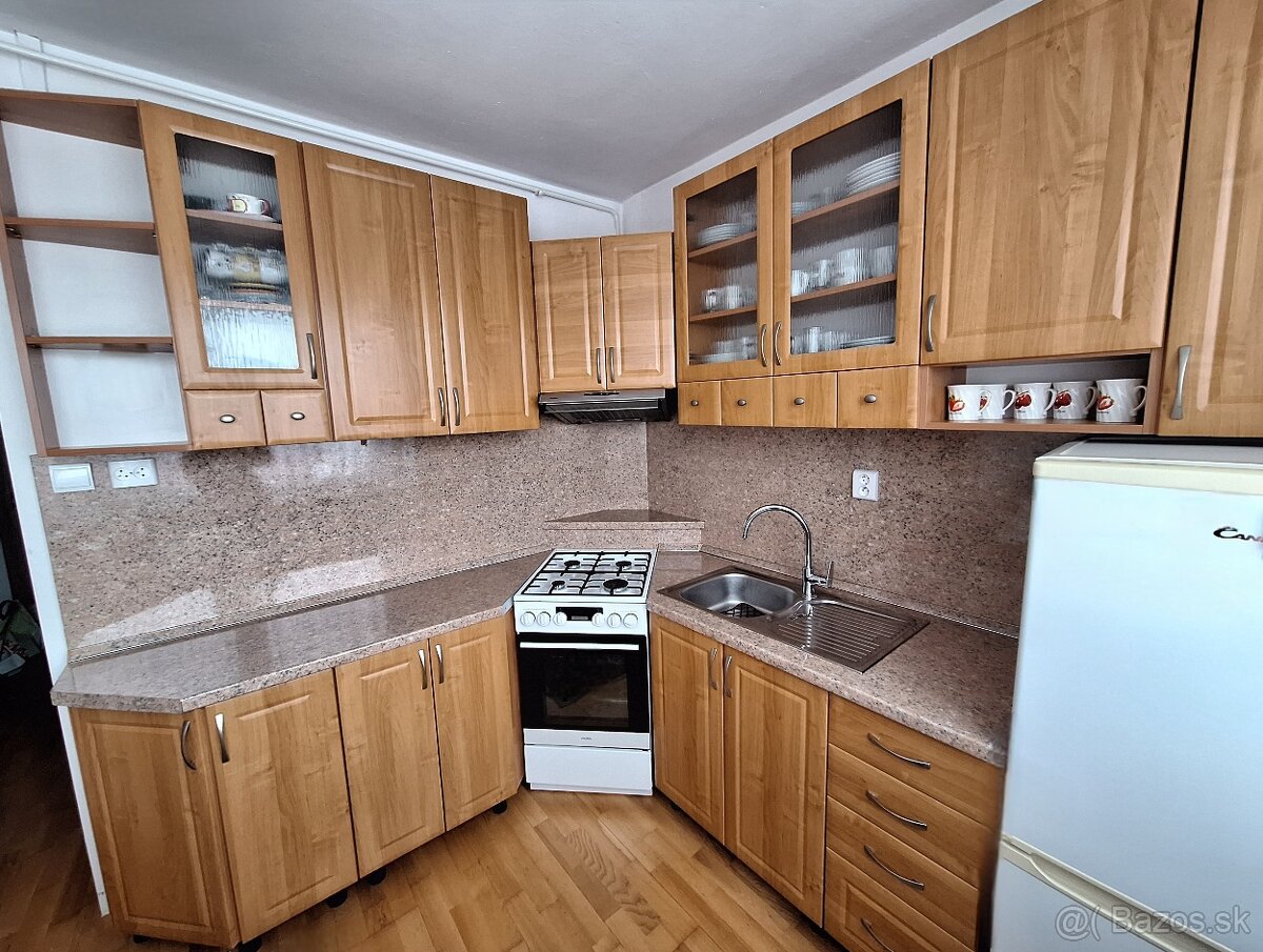 Kuchynská linka + veľká skrinka