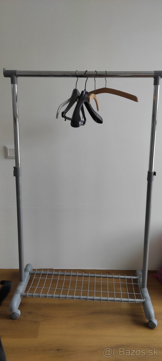 Vesiak na veci na kolieskach