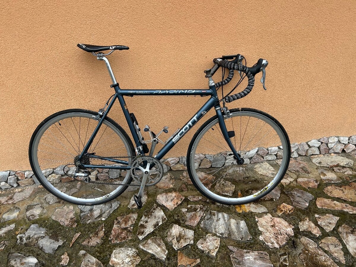 Cestný bicykel Scott.
