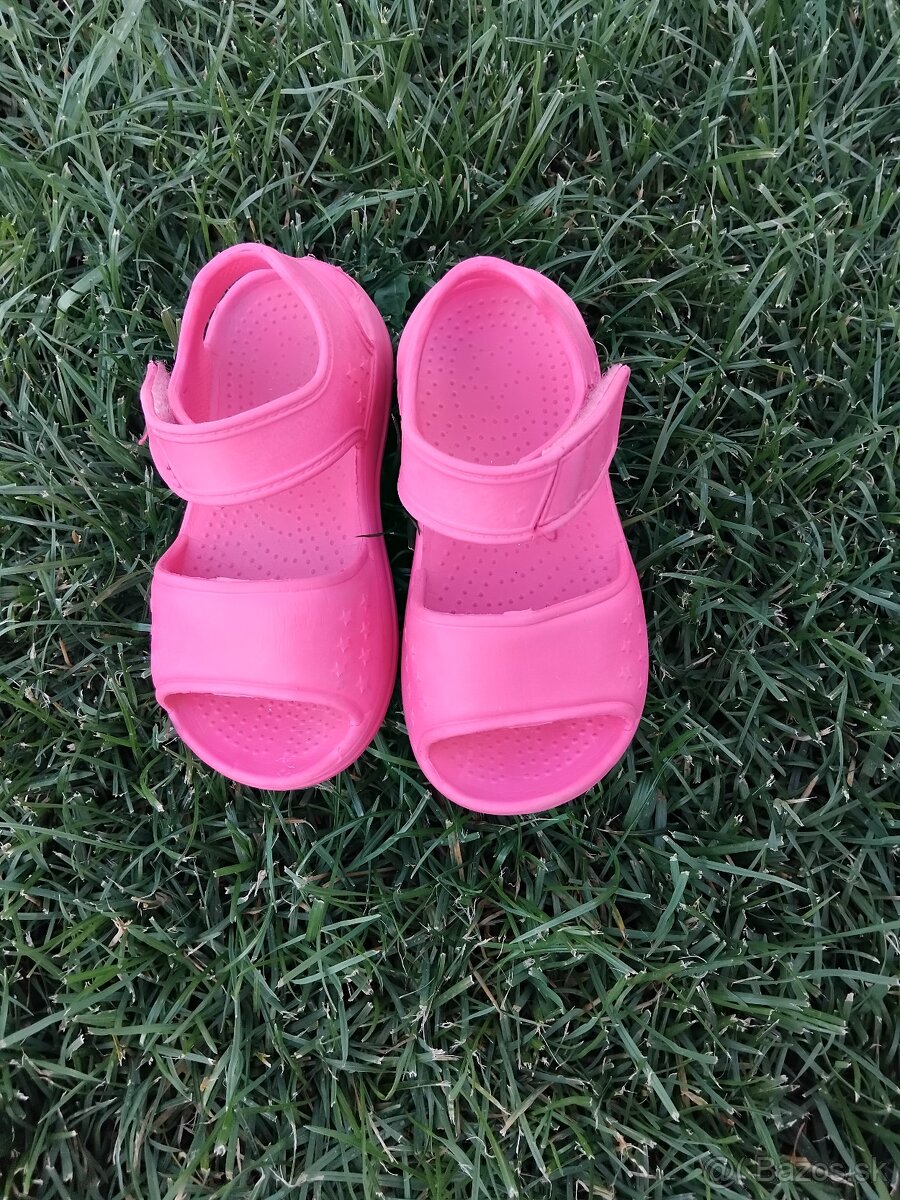 Sandalky velkosť 26 pár krát obute.