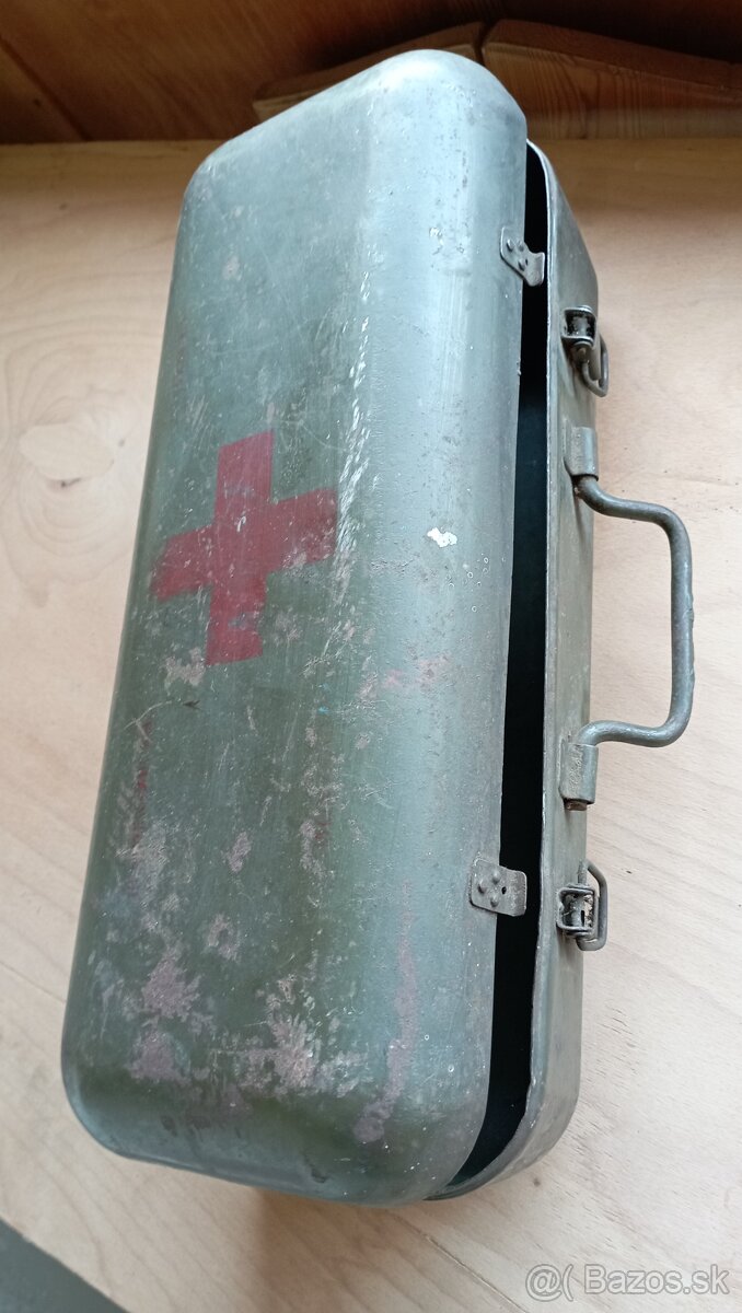 Stará vojenská lekárnička...