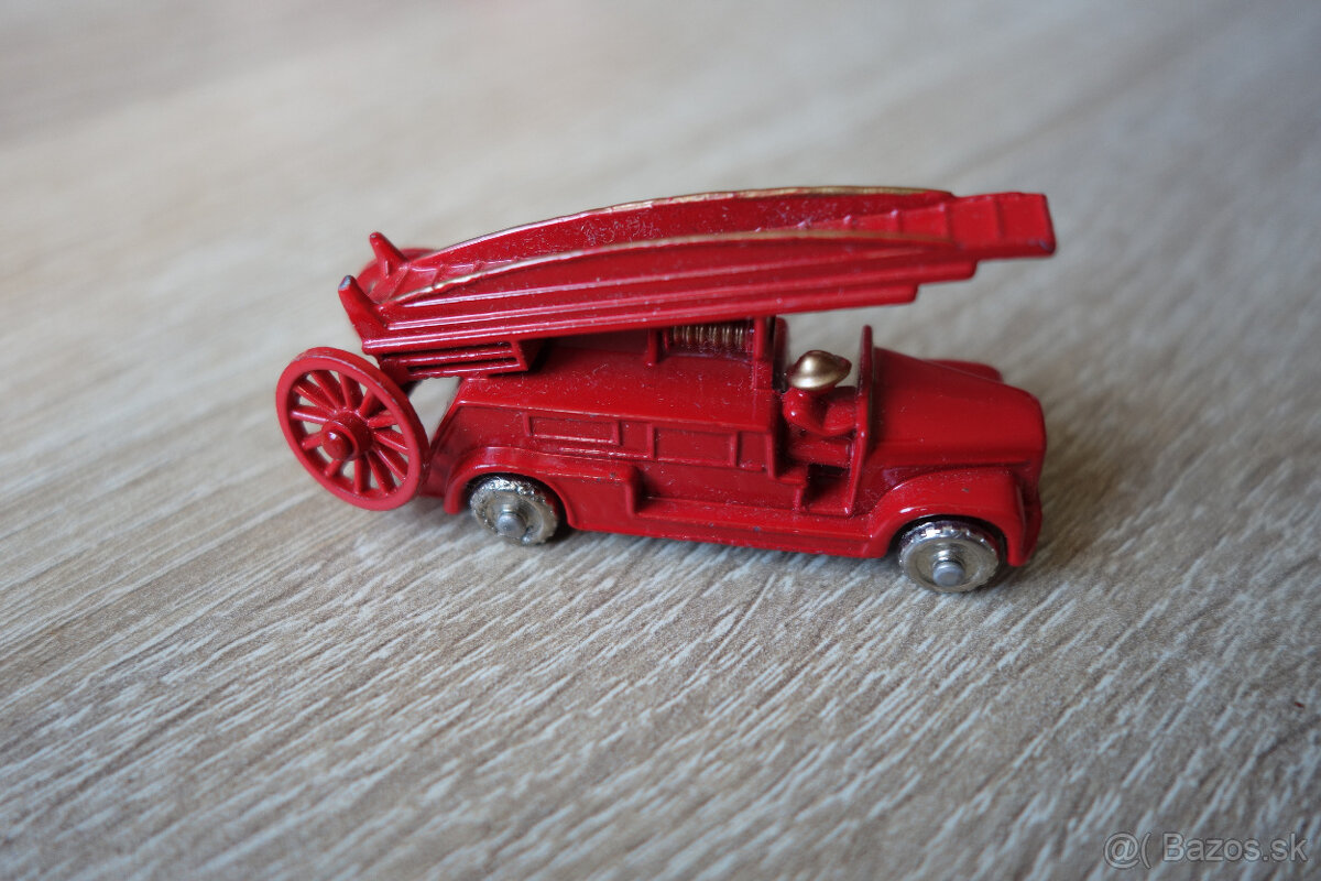 Kovový model hasičov Matchbox No. 9 Dennis Fire Engine